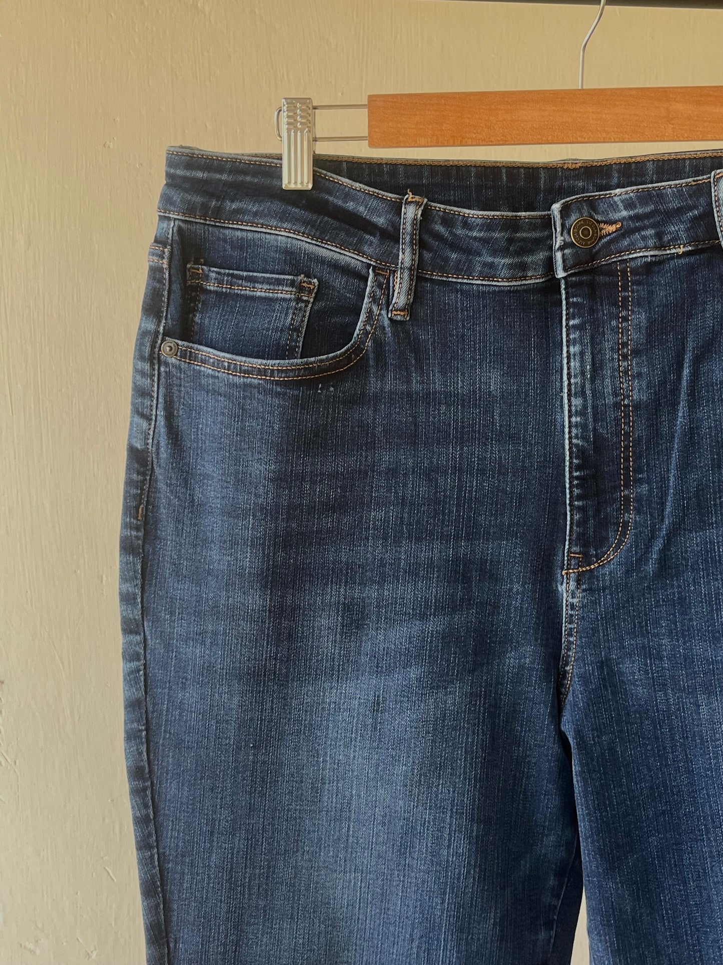 STRAIGHT JEANS