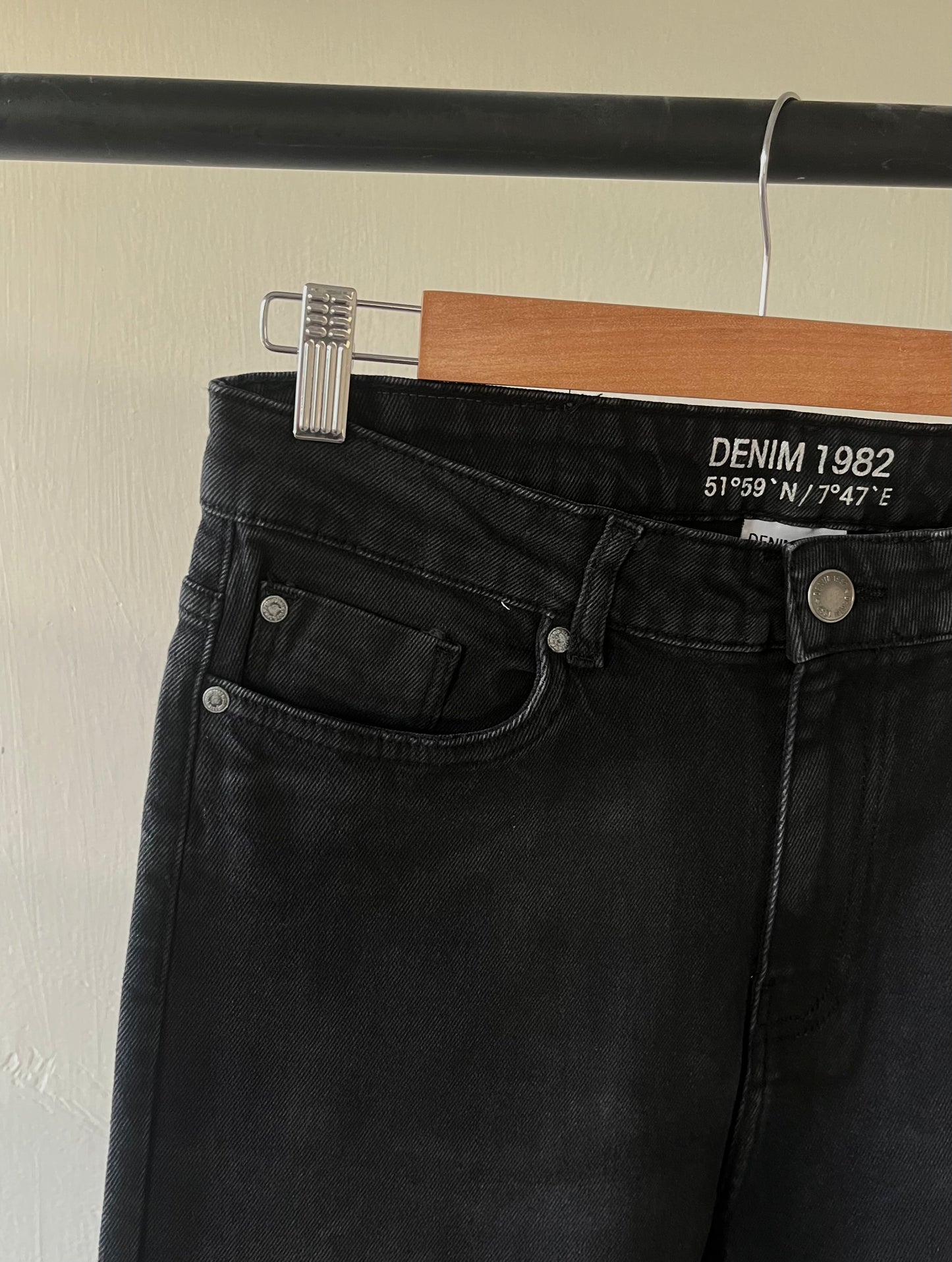 STRAIGHT JEANS